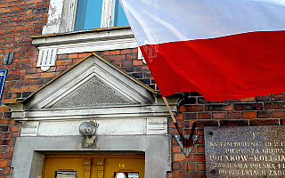 W Olsztynie pierwszą polską flagę zawiesili kolejarze. Zobacz jak Dzień Flagi świętowano na Warmii i Mazurach